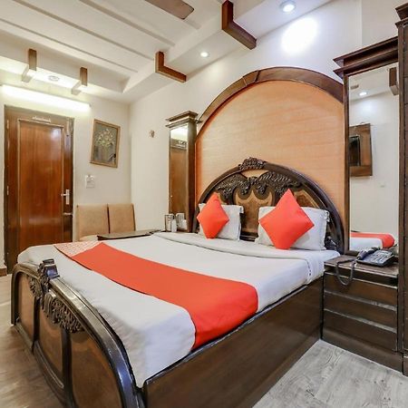 Hotel R Deluxe "Couple Friendly Vaccinated Staff" Νέο Δελχί Εξωτερικό φωτογραφία