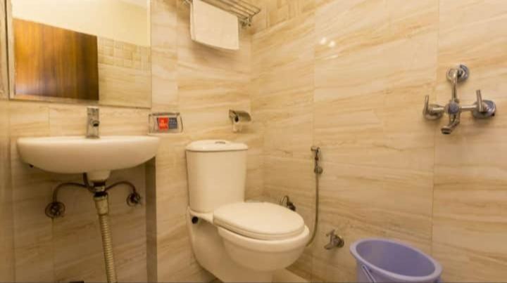 Hotel R Deluxe "Couple Friendly Vaccinated Staff" Νέο Δελχί Εξωτερικό φωτογραφία