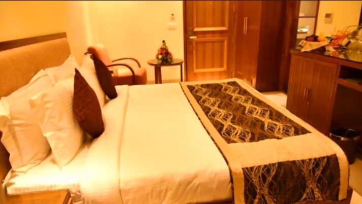 Hotel R Deluxe "Couple Friendly Vaccinated Staff" Νέο Δελχί Εξωτερικό φωτογραφία