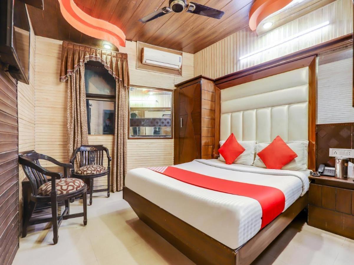 Hotel R Deluxe "Couple Friendly Vaccinated Staff" Νέο Δελχί Εξωτερικό φωτογραφία