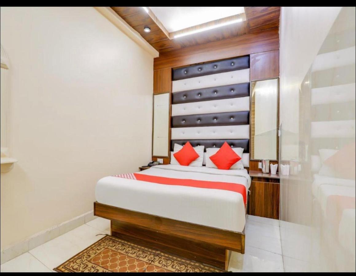 Hotel R Deluxe "Couple Friendly Vaccinated Staff" Νέο Δελχί Εξωτερικό φωτογραφία