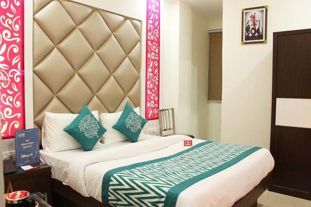 Hotel R Deluxe "Couple Friendly Vaccinated Staff" Νέο Δελχί Εξωτερικό φωτογραφία
