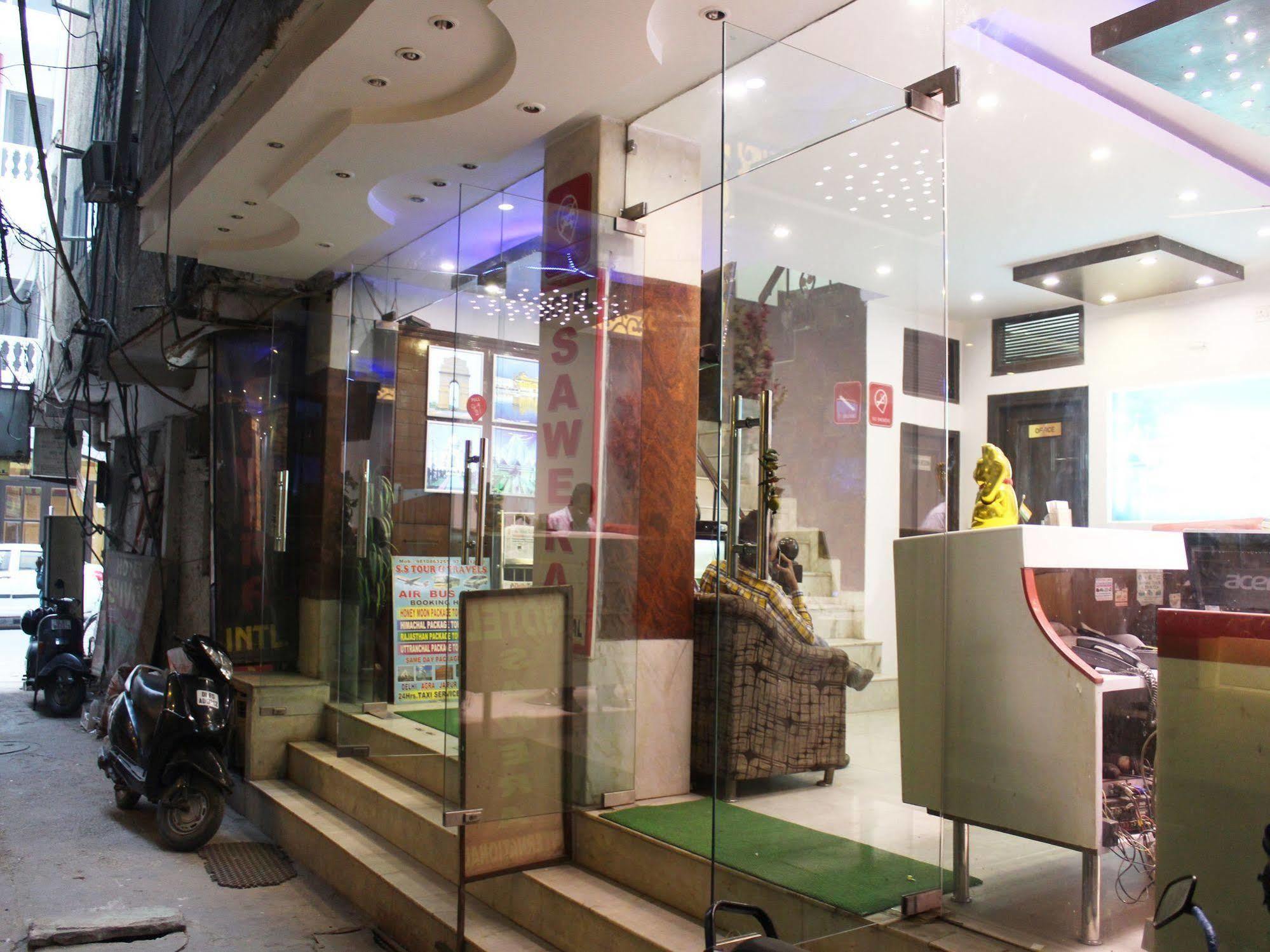 Hotel R Deluxe "Couple Friendly Vaccinated Staff" Νέο Δελχί Εξωτερικό φωτογραφία