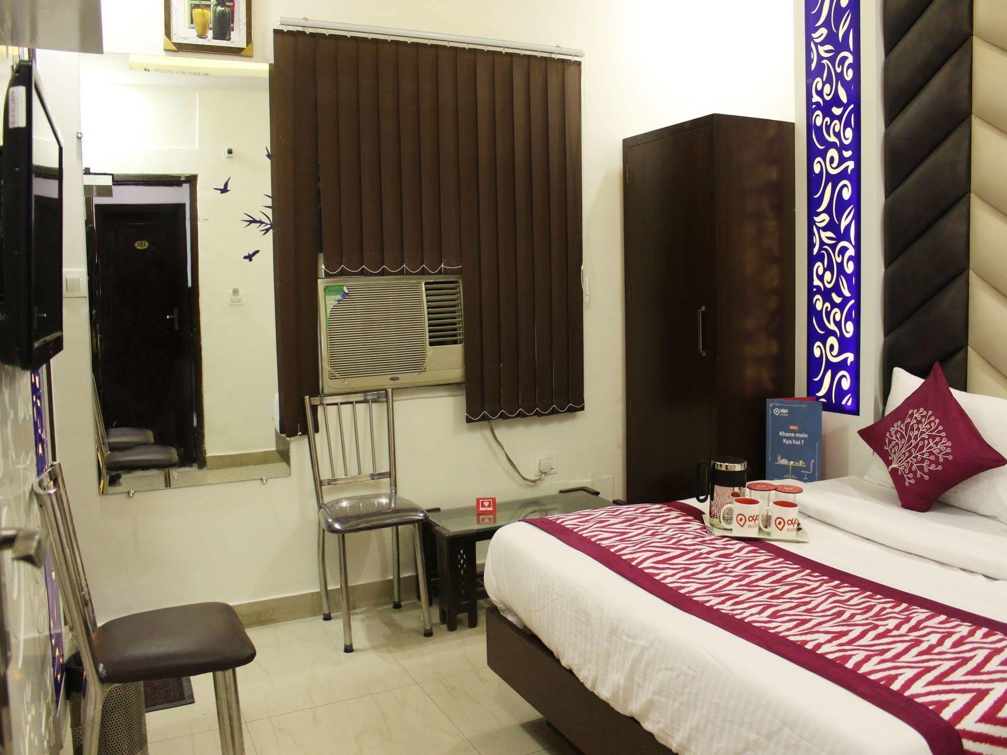 Hotel R Deluxe "Couple Friendly Vaccinated Staff" Νέο Δελχί Εξωτερικό φωτογραφία