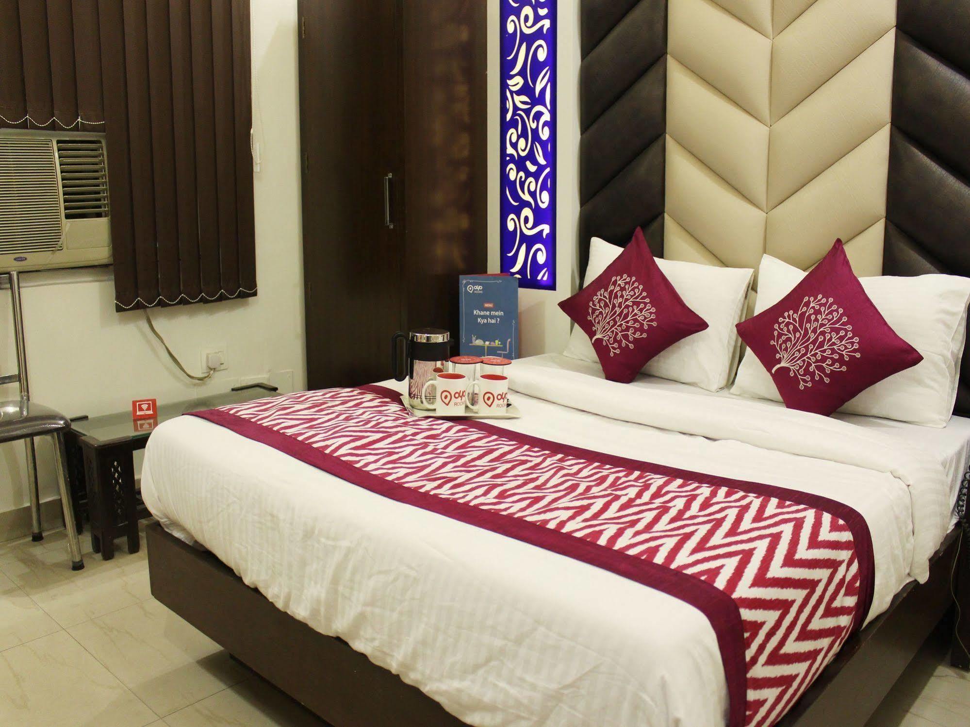 Hotel R Deluxe "Couple Friendly Vaccinated Staff" Νέο Δελχί Εξωτερικό φωτογραφία