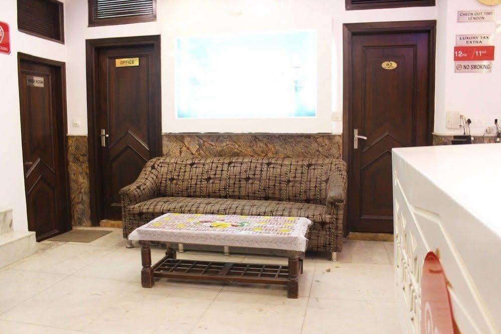 Hotel R Deluxe "Couple Friendly Vaccinated Staff" Νέο Δελχί Εξωτερικό φωτογραφία