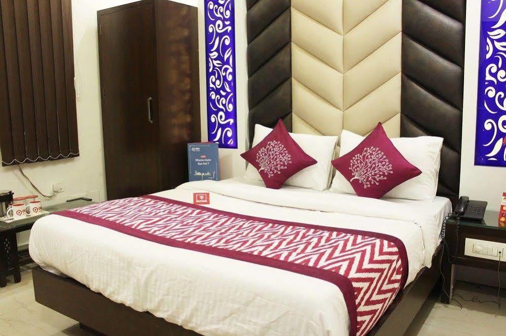 Hotel R Deluxe "Couple Friendly Vaccinated Staff" Νέο Δελχί Εξωτερικό φωτογραφία