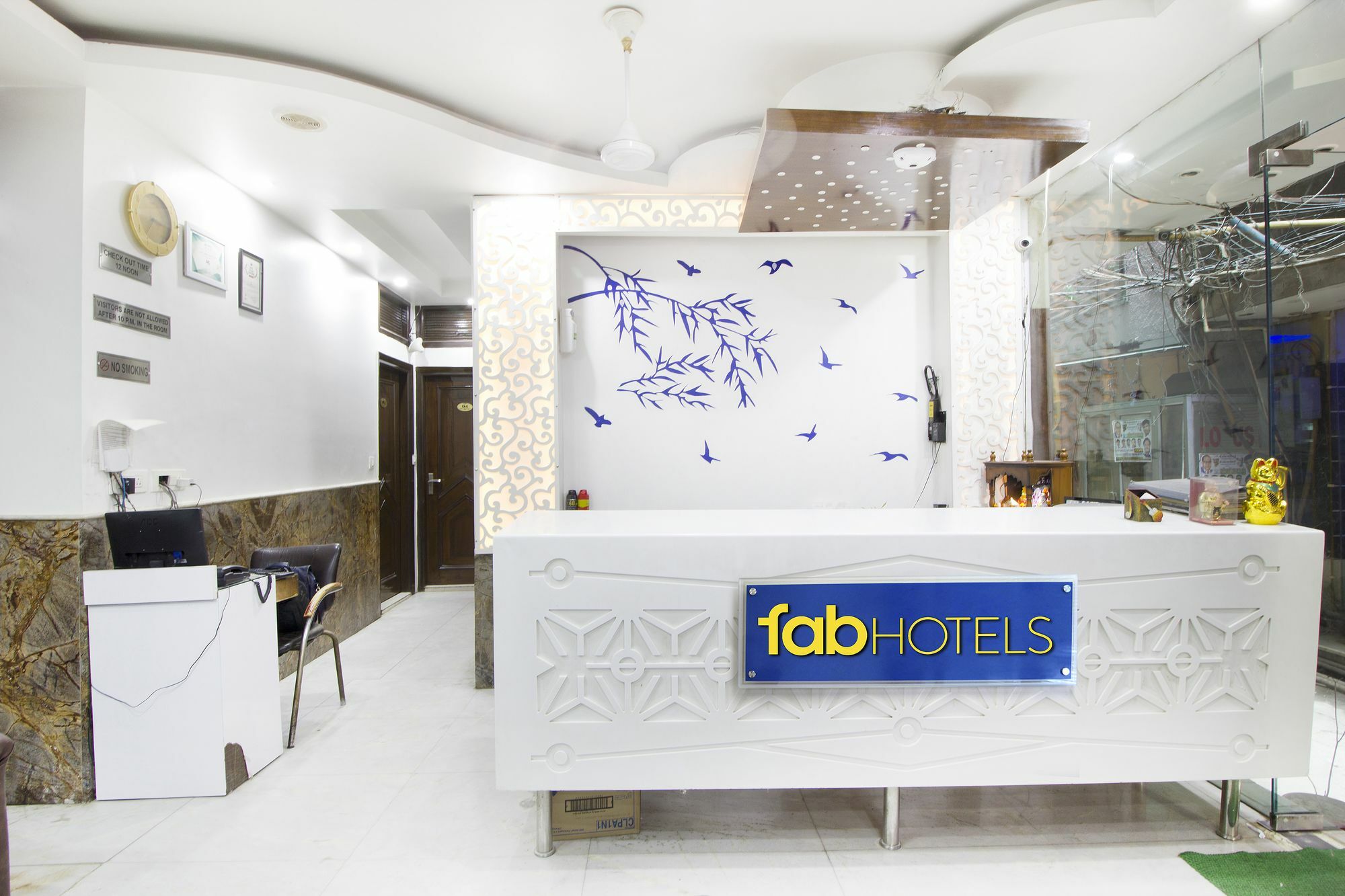 Hotel R Deluxe "Couple Friendly Vaccinated Staff" Νέο Δελχί Εξωτερικό φωτογραφία